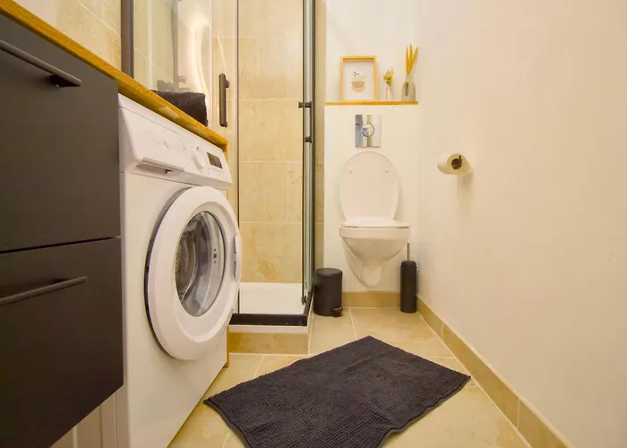 Daire La Duche - Neuf Central, Calme, Vue Sur Les Toits De Et Parking, Intendance Luxury Host